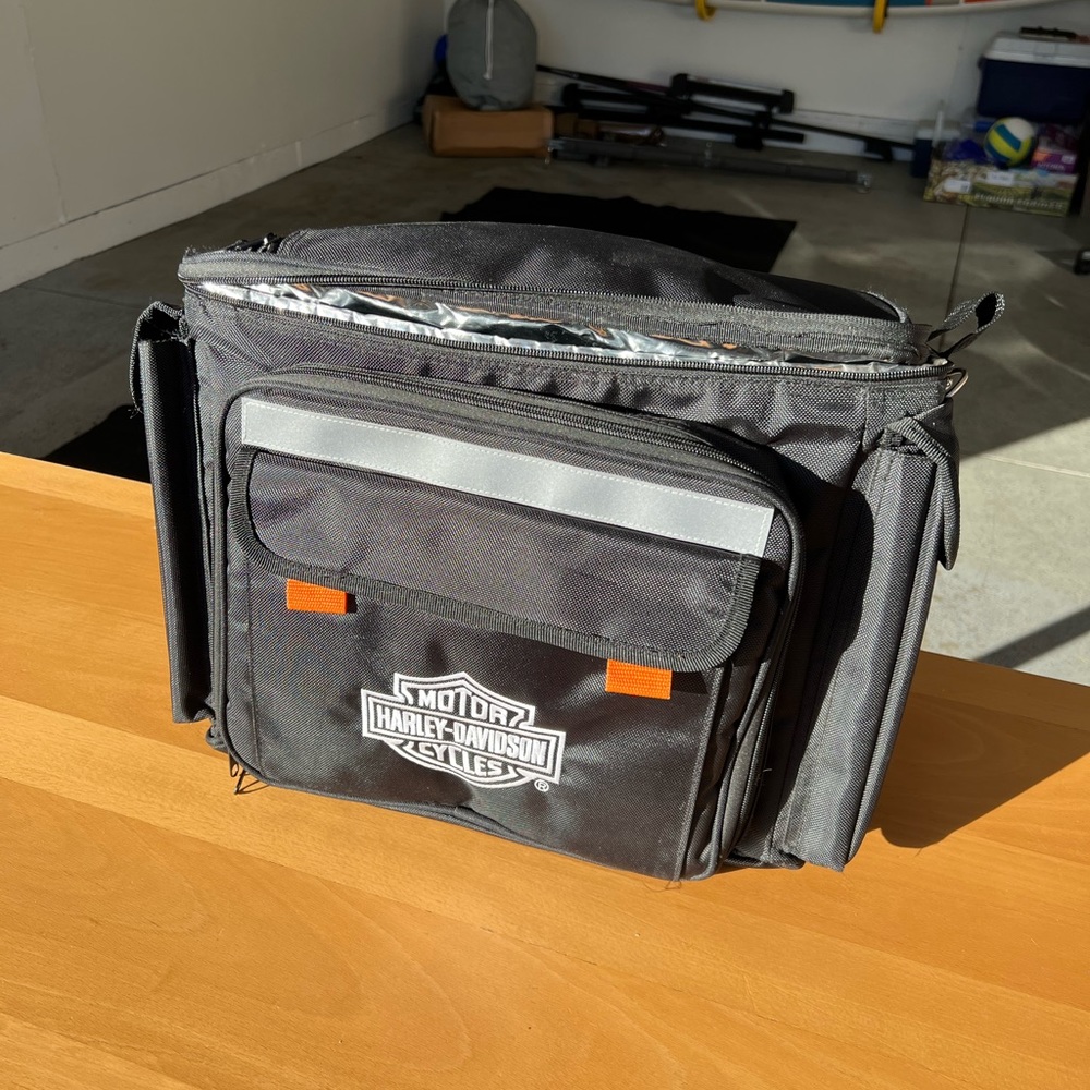 Harley Davidson Cooler Bag with Cutlery and Plates